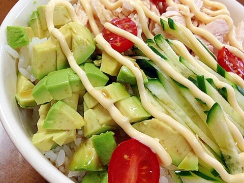 鶏とアボカドの丼